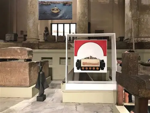 «Полукруг смерти» Эсмата Давесташи (1981), среди саркофагов в Египетском музее. «Полукруг смерти» Эсмата Давесташи (1981), среди саркофагов в Египетском музее.
