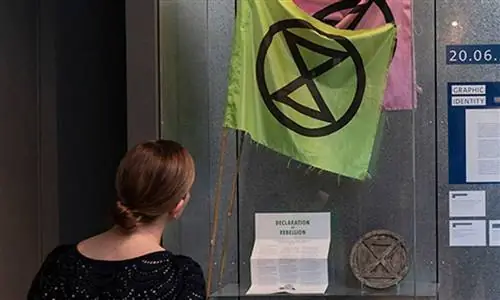 В Музее Виктории и Альберта выставлены работы Extinction Rebellion