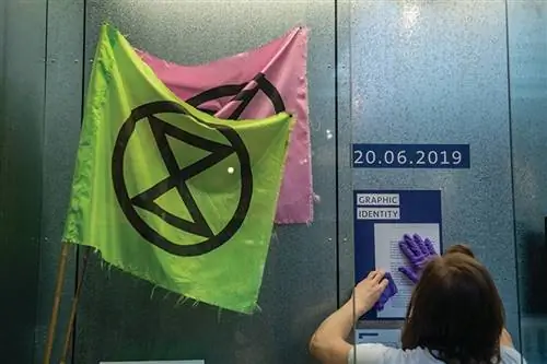 Музей Виктории и Альберта приобрел дизайн London Extinction Rebellion. Музей Виктории и Альберта приобрел дизайн London Extinction Rebellion.