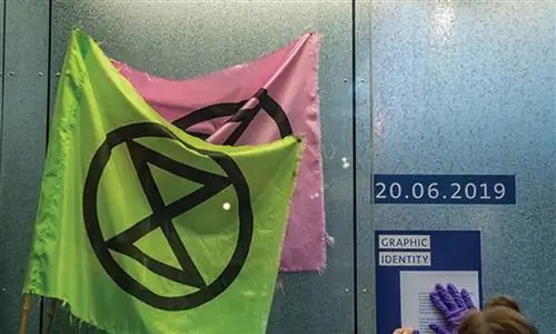 Дизайн протеста против изменения климата, настоящая подделка Бэнкси и радикальное обновление коллекции: год в приобретениях