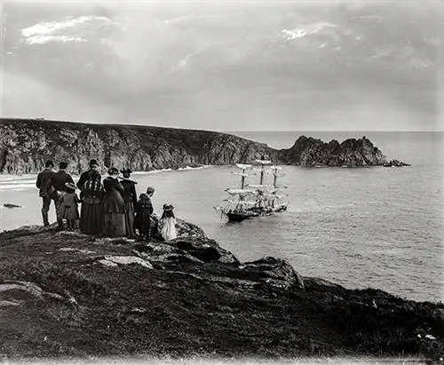 Гранитный штат потерпел крушение у Гвеннап-Хед, Корнуолл, в 1895 году. В сообщении газеты Cornishman говорится о «оперативности», с которой Гибсоны прибыли на место происшествия. Гранитный штат потерпел крушение у Гвеннап-Хед, Корнуолл, в 1895 году. В сообщении газеты Cornishman говорится о «оперативности», с которой Гибсоны прибыли на место происшествия.