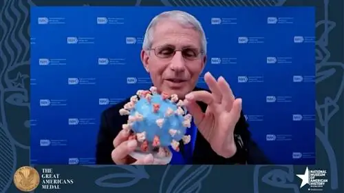 Доктор Энтони С. Фаучи держит свою личную 3D-модель вириона SARS-CoV-2 во время «Программы наград великих американцев». Доктор Энтони С. Фаучи держит свою личную 3D-модель вириона SARS-CoV-2 во время «Программы наград великих американцев».