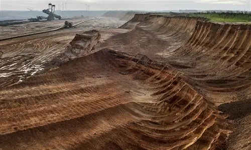 Искусственный пейзаж на экране увеличен в масштабе в Anthropocene: The Human Epoch