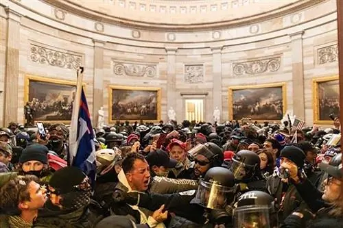 Протестующие, выступающие за Трампа, штурмуют общественные места Капитолия США 6 января Мостафа Бассим/Агентство Анадолу через Getty Images Протестующие, выступающие за Трампа, штурмуют общественные места Капитолия США 6 января Мостафа Бассим/Агентство Анадолу через Getty Images