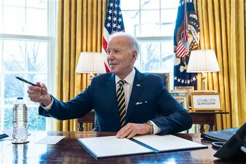Президент США Джозеф Р. Байден в Овальном кабинете 8 марта 2022 г. Официальный Белый дом Президент США Джозеф Р. Байден в Овальном кабинете 8 марта 2022 г. Официальный Белый дом