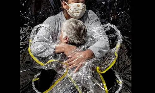 Спустя год после того, как Covid-19 был подтвержден как пандемия, премия World Press Photo напоминает нам о жизненно важной роли фотографии в роли свидетеля истории