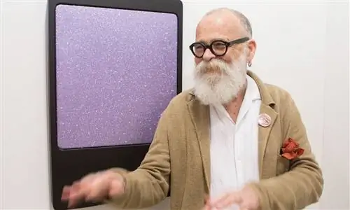 На фотографиях: А. А. Бронсон выбирает свои любимые работы на Art Basel