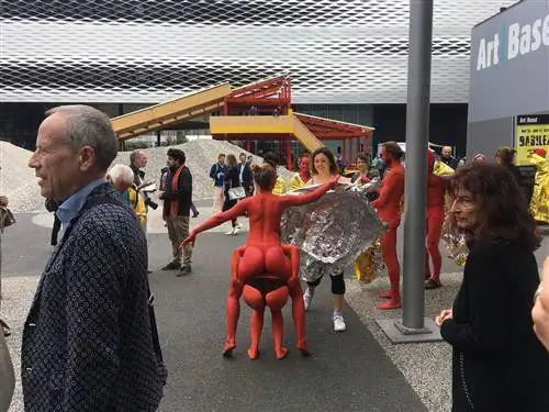 Полуобнаженная труппа была сочтена слишком дерзкой для Messeplatz José da Silva. Полуобнаженная труппа была сочтена слишком дерзкой для Messeplatz José da Silva.