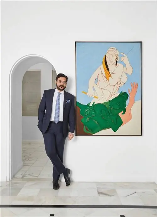 Гаурав Бхатия, управляющий директор Sotheby's India, с Дургой Махисасурой Мардини Тайеба Мехты. Гаурав Бхатия, управляющий директор Sotheby's India, с Дургой Махисасурой Мардини Тайеба Мехты.