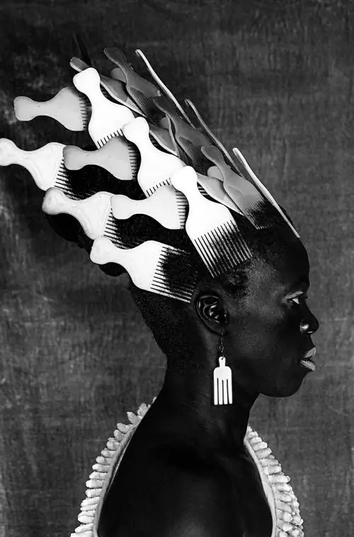 Qiniso, The Sails, Durban (2019), одна из работ Мухоли, в которой символический реквизит используется для обозначения расы и репрезентации.