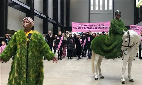 Зеленая всадница экологического апокалипсиса объявила климатическую чрезвычайную ситуацию в Тейт