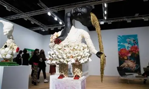 Сказки ручной работы: коллажи, ткани и предметы сборки изобилуют на Art Basel в Майами-Бич