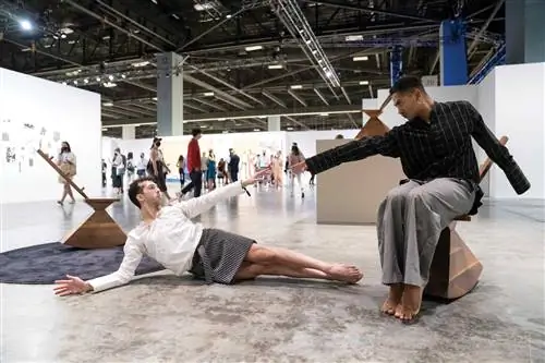 Брендан Фернандес, «Контракт и выпуск» (2019-21), представленный Моник Мелош «Они были впервые представлены в музее Ногучи [в Нью-Йорке], и они были вдохновлены реквизитом Исаму Ногучи, созданным для танцевальной пьесы [американской танцовщицы и хореографа] Марты Грэм 1944 года «Аппалачская весна». Скульптуры Ногучи были очень стабильными и статичными, но в них есть движение, и для Фернандеша они о том, как тело колонизируется - даже через танец.».