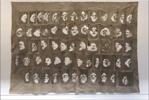 Карлос Вилла, «Первое впечатление», 1981 г., кости, волосы, тряпки и краска Stuc-O-Life (латекс с кремнеземом, кварцем, песком и ископаемыми остатками) на необработанном ненатянутом холсте на подрамнике Музей азиатского искусства в Сан-Франциско, приобретение музеем, 2020 г. © Мэри Валледор, Estate of Carlos Villa. Карлос Вилла, «Первое впечатление», 1981 г., кости, волосы, тряпки и краска Stuc-O-Life (латекс с кремнеземом, кварцем, песком и ископаемыми остатками) на необработанном ненатянутом холсте на подрамнике Музей азиатского искусства в Сан-Франциско, приобретение музеем, 2020 г. © Мэри Валледор, Estate of Carlos Villa.