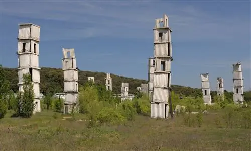 Огромный студийный комплекс и бывший дом Ансельма Кифера на юге Франции, похожий на «человеческий муравейник», открывается для публики