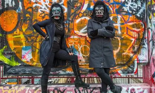 «Мужской пасутся»: Guerrilla Girls расклеивают рекламные щиты по всей Великобритании, подтверждая место женщин в истории искусства