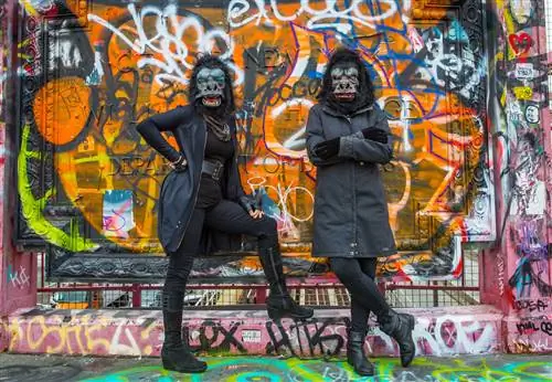 Этим летом Guerrilla Girls разместят свое феминистское послание на рекламном щите рядом с вами. Этим летом Guerrilla Girls разместят свое феминистское послание на рекламном щите рядом с вами.