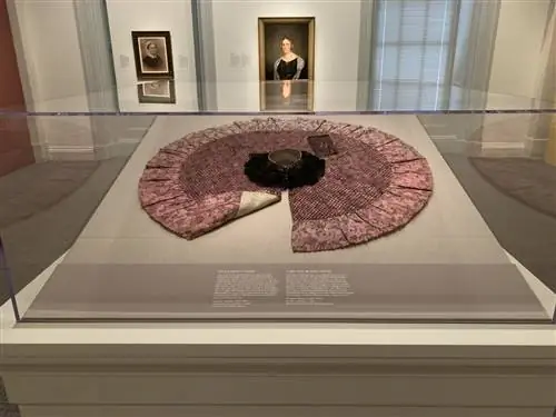Накидка Мэри Тодд Линкольн, сделанная Элизабет Кекли, около 1861 года, кружевная сетка, тафта, Национальная библиотека первых леди. Накидка Мэри Тодд Линкольн, сделанная Элизабет Кекли, около 1861 года, кружевная сетка, тафта, Национальная библиотека первых леди.