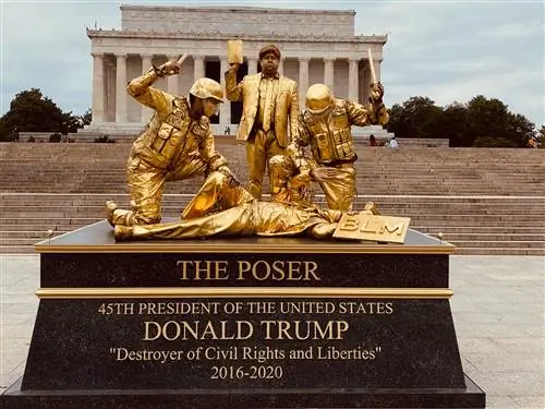 Poser показывает Трампа, стоящего с Библией в руках, как он сделал на площади Лафайет, когда по всему городу вспыхнули протесты против расизма, в то время как активист Black Lives Matter избит военными у его ног. Poser показывает Трампа, стоящего с Библией в руках, как он сделал на площади Лафайет, когда по всему городу вспыхнули протесты против расизма, в то время как активист Black Lives Matter избит военными у его ног.
