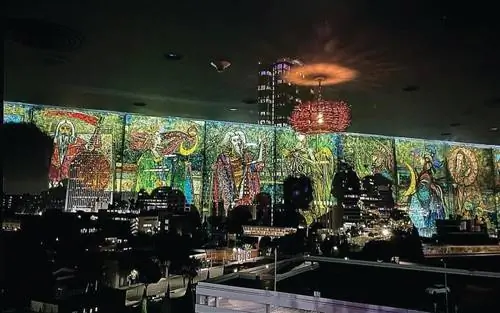За барной стойкой Sant'olina, недавно открывшегося ресторана на крыше отеля Beverly Hilton, видна стеклянная мозаика. За барной стойкой Sant'olina, недавно открывшегося ресторана на крыше отеля Beverly Hilton, видна стеклянная мозаика.