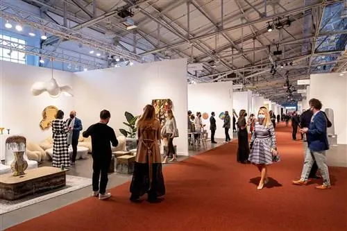 Внутри выставки Fog Design+Art 2022 года в Сан-Франциско Внутри выставки Fog Design+Art 2022 года в Сан-Франциско