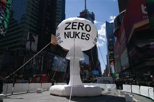 Надувная скульптура Педро Рейеса ZERO NUKES (2022) на Таймс-сквер Надувная скульптура Педро Рейеса ZERO NUKES (2022) на Таймс-сквер