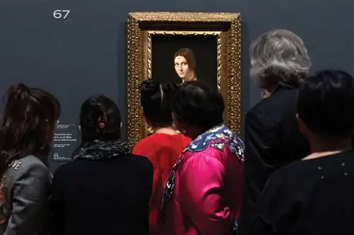 Посетители восхищаются La Belle Ferronnière на выставке в Лувре. Посетители восхищаются La Belle Ferronnière на выставке в Лувре.