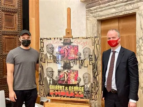 Директор Уффици Эйке Шмидт (слева) с Endless Директор Уффици Эйке Шмидт (слева) с Endless