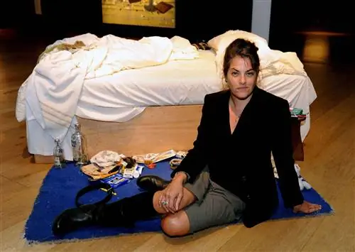 Трейси Эмин со своей кроватью на аукционе Christie's в Лондоне. Фото: PA Images/Alamy Stock. Трейси Эмин со своей кроватью на аукционе Christie's в Лондоне. Фото: PA Images/Alamy Stock.