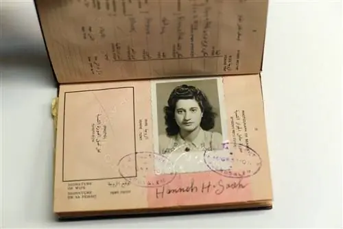 Экспонаты включают британский мандатный паспорт 1946 года, выданный палестинцам во время существования Подмандатной Палестины, с 1929 года до создания Израиля в 1948 году. Экспонаты включают британский мандатный паспорт 1946 года, выданный палестинцам во время существования Подмандатной Палестины, с 1929 года до создания Израиля в 1948 году.