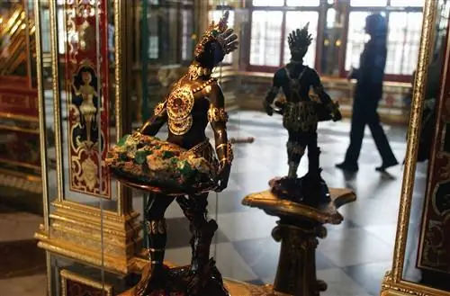 Мавр с изумрудной гроздью (1724 г.) в музее Зеленых сводов в Дрездене. Мавр с изумрудной гроздью (1724 г.) в музее Зеленых сводов в Дрездене.