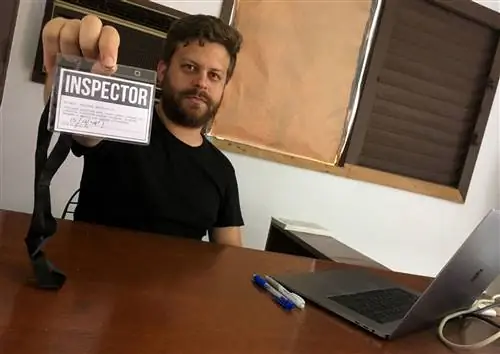 В неофициальном групповом шоу кубинский художник Леандро Фил устраивает перформанс против скандального Декрета 349.