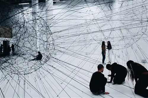 Дворец Токио в Париже, изображенный здесь во время выставки Carte Blanche to Tomás Saraceno в 2018–2019 годах, подал петицию на Change.org, чтобы снять ограничения Covid-19 для французских музеев и галерей. Дворец Токио в Париже, изображенный здесь во время выставки Carte Blanche to Tomás Saraceno в 2018–2019 годах, подал петицию на Change.org, чтобы снять ограничения Covid-19 для французских музеев и галерей.