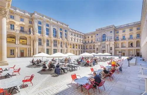 Шесть выставок должны открыться на первом и втором этажах Humboldt Forum, а программа под открытым небом, включающая танцы, кинопоказы, концерты и лекции, пройдет во дворе Schluterhöf David von Becker; Шесть выставок должны открыться на первом и втором этажах Humboldt Forum, а программа под открытым небом, включающая танцы, кинопоказы, концерты и лекции, пройдет во дворе Schluterhöf David von Becker;