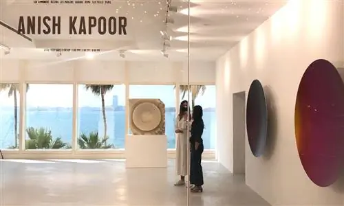 Невиданные работы Аниша Капура демонстрируются в Burj Al Arab, роскошном шестизвездочном отеле в форме паруса в Дубае