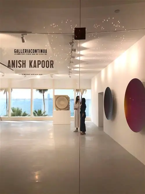 Инсталляция новой выставки Аниша Капура в отеле Al Burj Al Arab Jumeira. Инсталляция новой выставки Аниша Капура в отеле Al Burj Al Arab Jumeira.