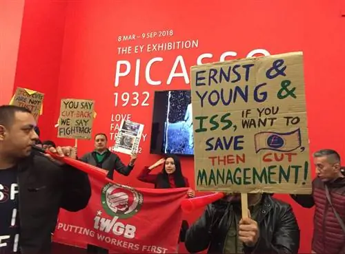 IWGB держит плакаты в поддержку уборщиц Лидии Хьюз IWGB держит плакаты в поддержку уборщиц Лидии Хьюз