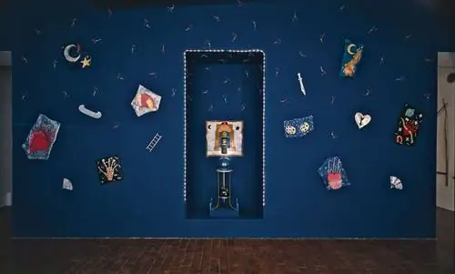 Вид установки Betye Saar: Resurrection: Site Installations, 1977–1987 годы в Центре визуальных искусств Калифорнийского государственного университета, Фуллертон, 1988 год. Вид установки Betye Saar: Resurrection: Site Installations, 1977–1987 годы в Центре визуальных искусств Калифорнийского государственного университета, Фуллертон, 1988 год.