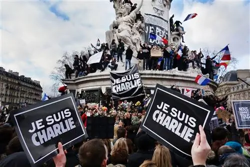Люди в Париже собрались в поддержку жертв стрельбы в Charlie Hebdo в 2015 году. Люди в Париже собрались в поддержку жертв стрельбы в Charlie Hebdo в 2015 году.