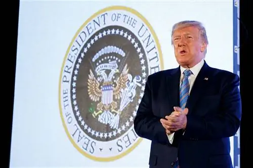 Президент Дональд Трамп прибывает, чтобы выступить с измененной президентской печатью за спиной на Turning Point USA's Teen Student Action Summit 2019 AP. Президент Дональд Трамп прибывает, чтобы выступить с измененной президентской печатью за спиной на Turning Point USA's Teen Student Action Summit 2019 AP.