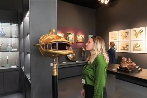 Стандарт позолоченной медной рыбы (около 1700 г.) у Амира Мохташеми, Frieze Masters. Стандарт позолоченной медной рыбы (около 1700 г.) у Амира Мохташеми, Frieze Masters.