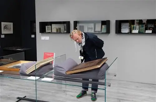 Ансамбль представлен как на выставке Frieze Masters, так и в книжном магазине Питера Харрингтона в Мейфэре под названием «Сто секунд до полуночи: бить тревогу по поводу изменения климата». Изображение: Ансамбль представлен как на выставке Frieze Masters, так и в книжном магазине Питера Харрингтона в Мейфэре под названием «Сто секунд до полуночи: бить тревогу по поводу изменения климата». Изображение: