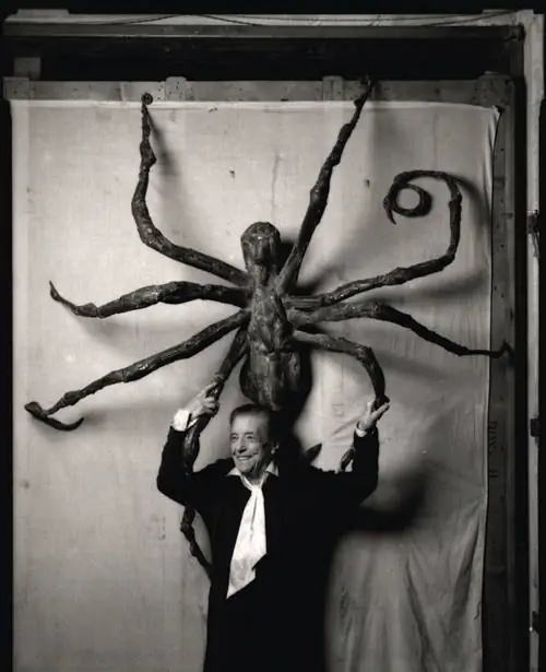 Луиза Буржуа со стальной версией Spider IV (1996 г.). Луиза Буржуа со стальной версией Spider IV (1996 г.).
