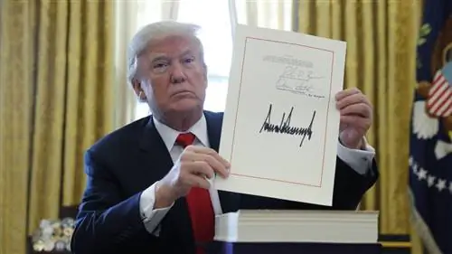 Дональд Трамп показывает свою подпись под своим законом о пересмотре налогов Reuters/Jonathan Erns Дональд Трамп показывает свою подпись под своим законом о пересмотре налогов Reuters/Jonathan Erns