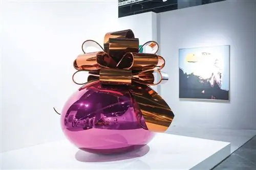 Голубые фишки, такие как Smooth Egg with Bow (Пурпурный/Оранжевый) Джеффа Кунса (1994–2009), могут легко превысить порог экономической взаимосвязи штата для налога с продаж. Фото: © Vanessa Ruiz Голубые фишки, такие как Smooth Egg with Bow (Пурпурный/Оранжевый) Джеффа Кунса (1994–2009), могут легко превысить порог экономической взаимосвязи штата для налога с продаж. Фото: © Vanessa Ruiz