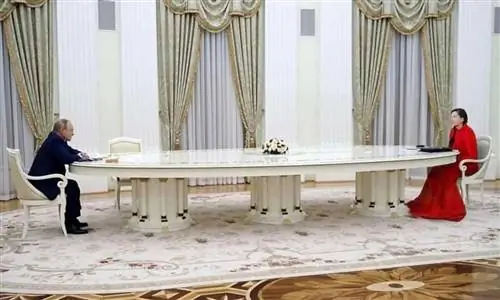 Огромный стол Владимира Путина породил абсурдные мемы, включая встречу с Мариной Абрамович