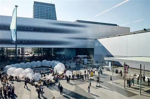 Прошлогодний выпуск Art Basel был перенесен на сентябрь; посещаемость снизилась примерно на треть по сравнению с 2019 годом Прошлогодний выпуск Art Basel был перенесен на сентябрь; посещаемость снизилась примерно на треть по сравнению с 2019 годом