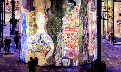 Парижская площадка цифрового искусства Atelier des Lumières стала хитом и расширяется за границу