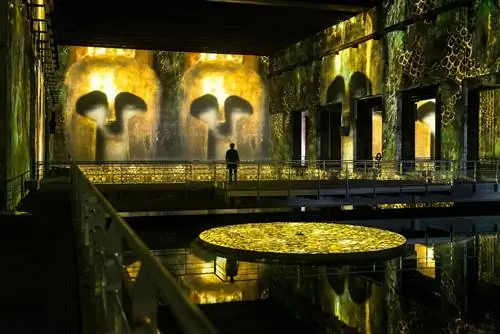 Видеопроекции картин Густава Климта заполняют Bassins de Lumières, базу подводных лодок в Бордо, которая открылась как цифровая выставочная площадка в июне 2020 года. Видеопроекции картин Густава Климта заполняют Bassins de Lumières, базу подводных лодок в Бордо, которая открылась как цифровая выставочная площадка в июне 2020 года.