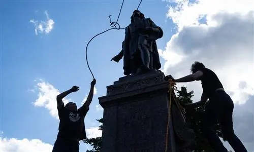 Уничтожение общественных символов прошлого не приведет к более справедливому обществу. Мы должны держать наши ошибки видимыми